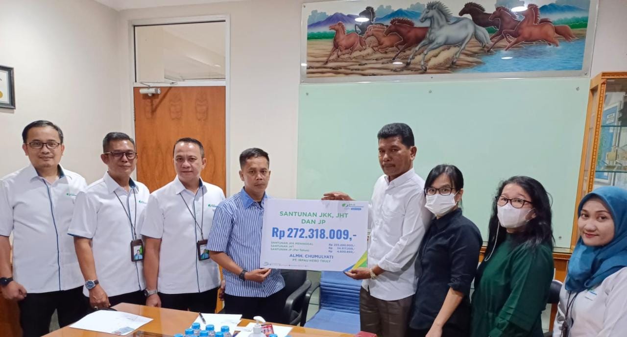 Acara penyerahan santunan kepada ahli waris dari Chumulyati, 34, yang terkena ledakan depo Plumpang Pertamina Plumpang, Jakarta. 