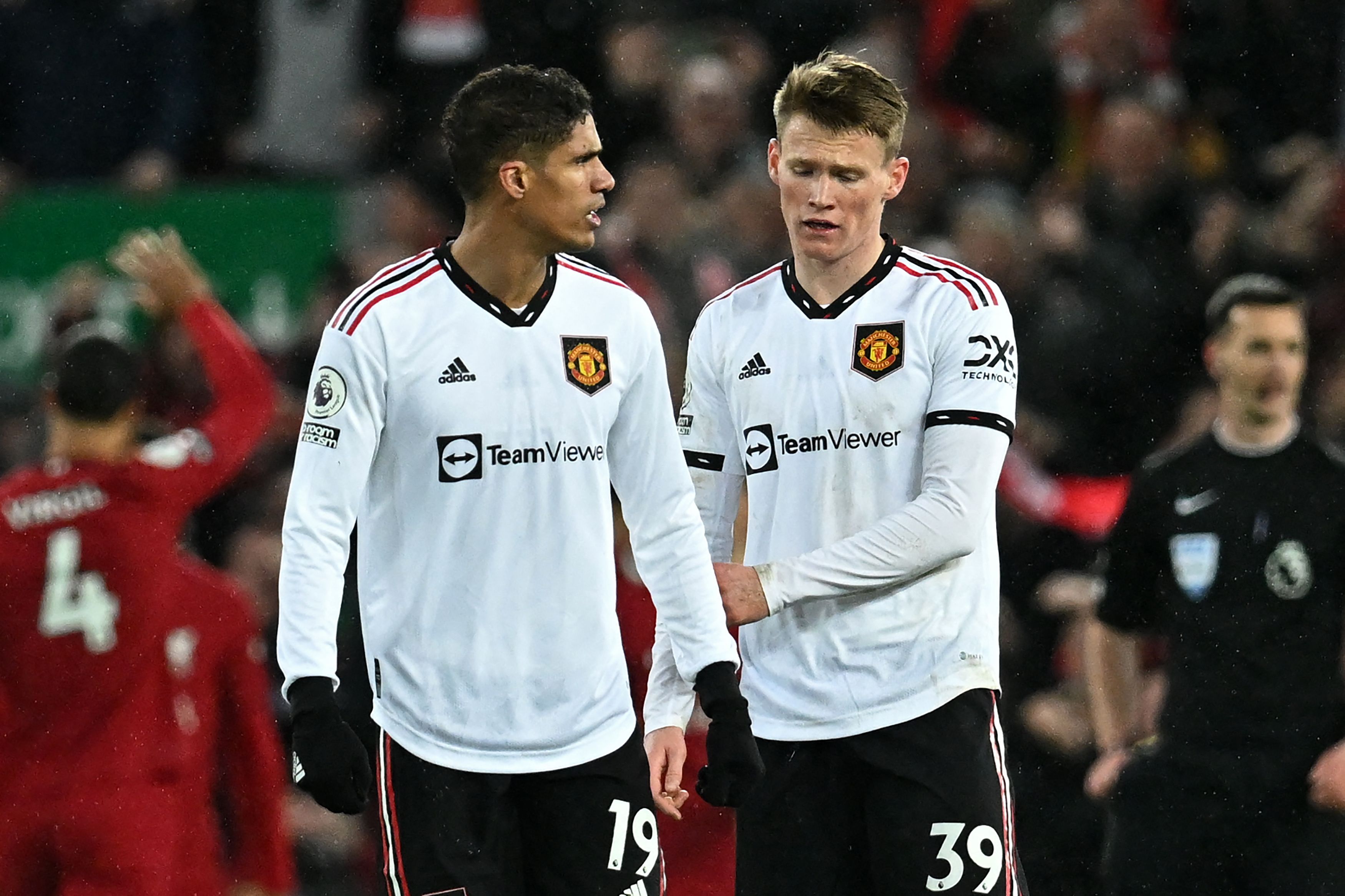 Ekspresi Kekecawaan Bek Manchester United asal Prancis Raphael Varane (kiri) dan gelandang Manchester United Scott McTominay (kanan)