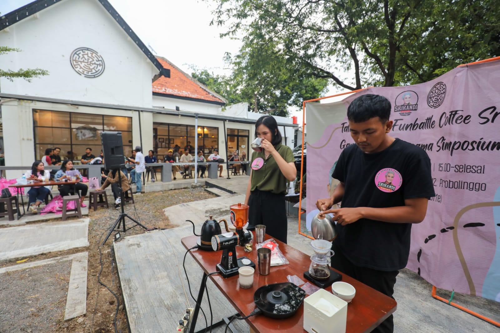 Funbattle Coffee diselenggarakan Srikandi Ganjar Jatim untuk melahirkan barista perempuan yang profesional di Probolinggo, Jatim, Selasa (14