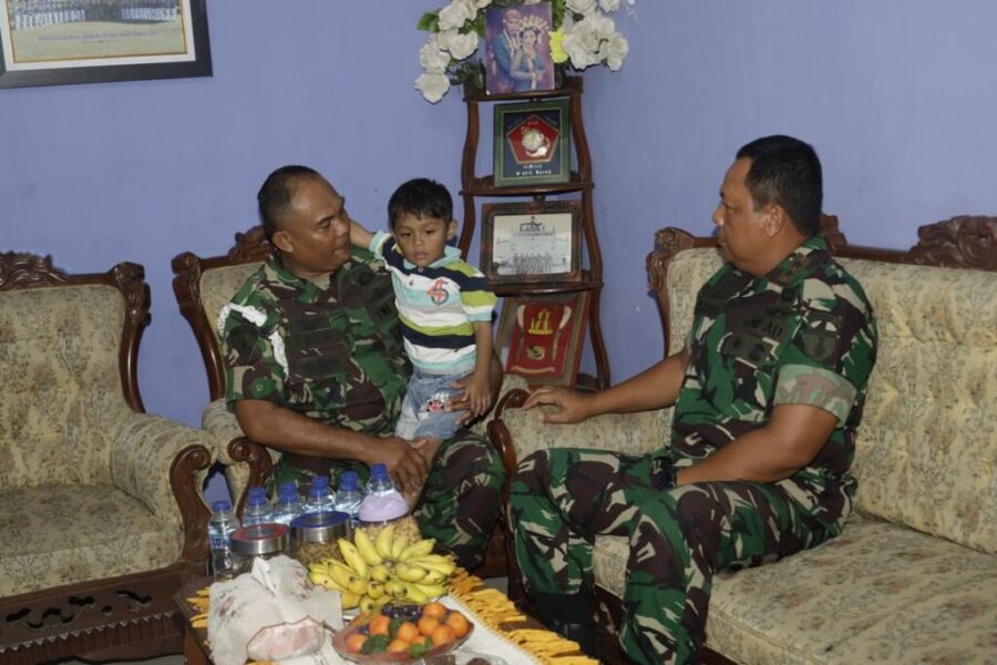 Pangdam V/Brawijaya, Mayjen TNI Farid Makruf, M.A mengunjungi kediaman orang tua almarhum Sertu Eka Andriyanto Hasibuan.