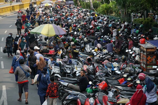 Ilustrasi parkir liar di tengah kota