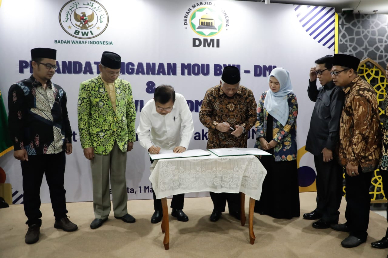 Muhammad Jusuf Kalla, Ketua Dewan Masjid Indonesia (DMI) dan Mohammad Nuh, Ketua Badan Wakaf Indonesia menandatangani kerjasama sertifikasi 