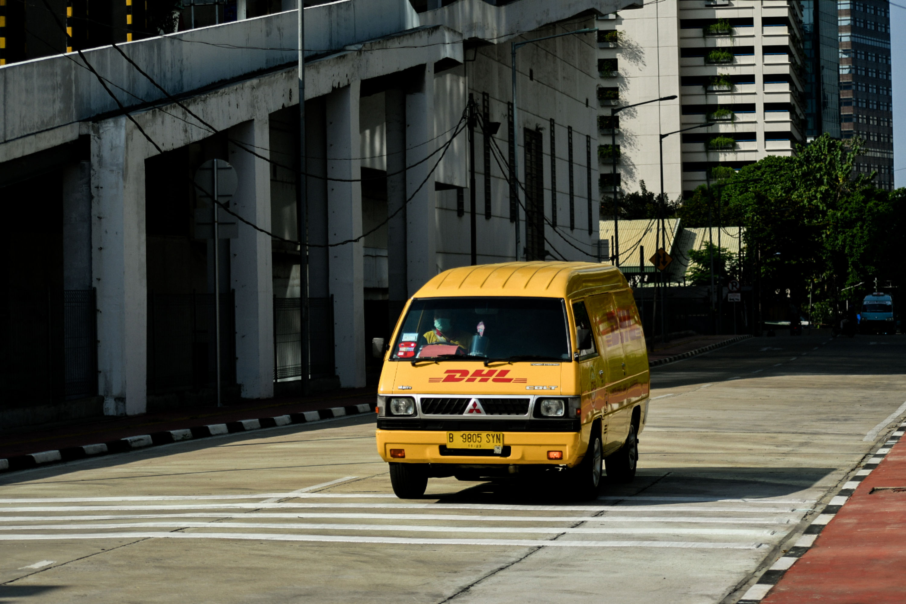 Potret kendaraan melintasi jalan tembus di wilayah Jakarta.