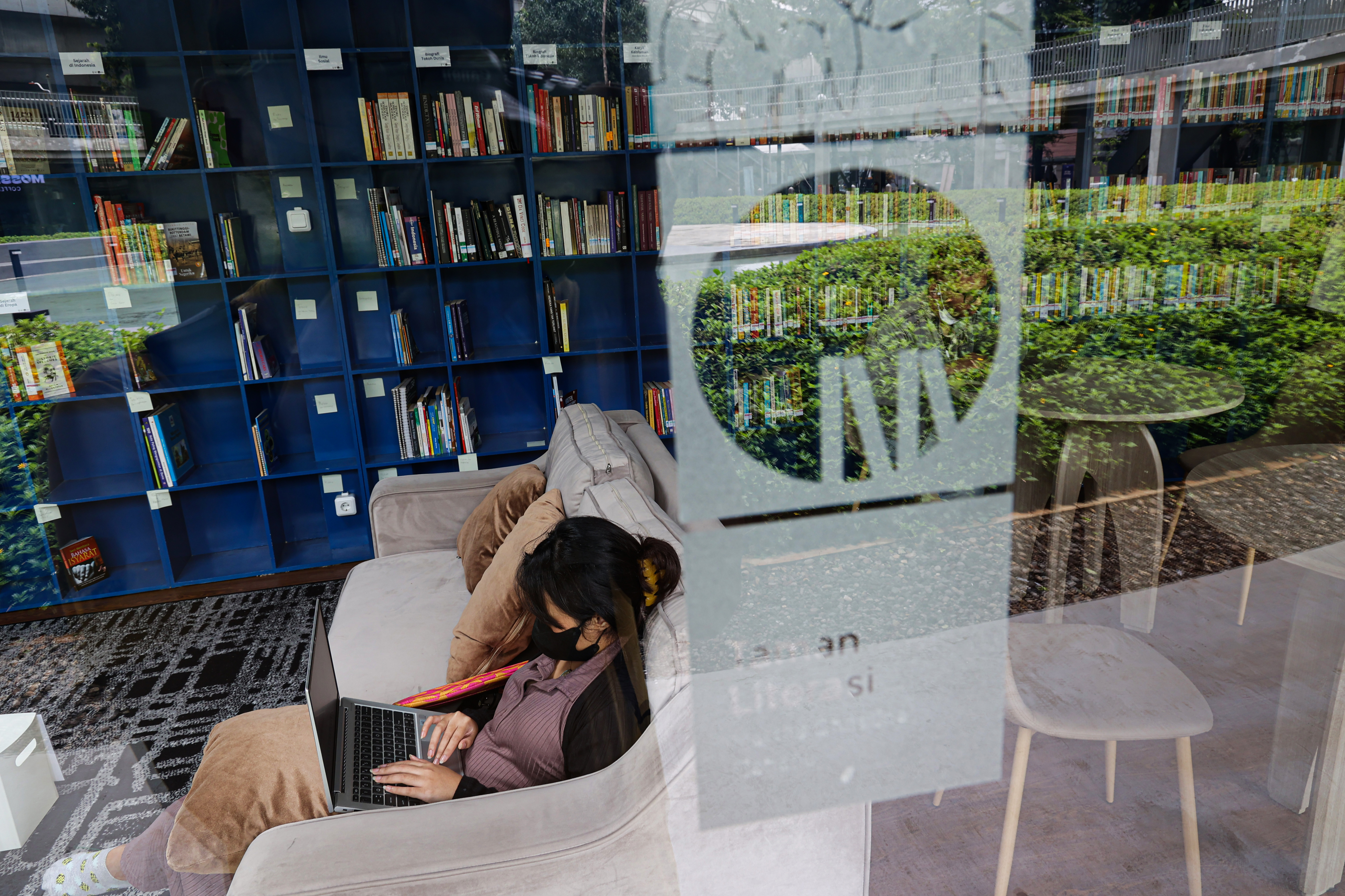 Pengunjung di Taman Literasi Martha Christina Tiahahu, Kawasan Blok M, Kebayoran Baru, Jakarta Selatan, Senin (27/2/2023).