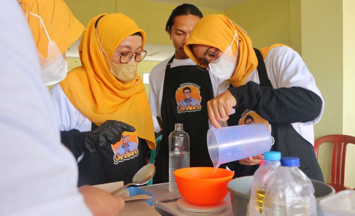 Pelatihan membuat kosmetik berupa sabun aromatherapy di Sukabumi, Jawa Barat