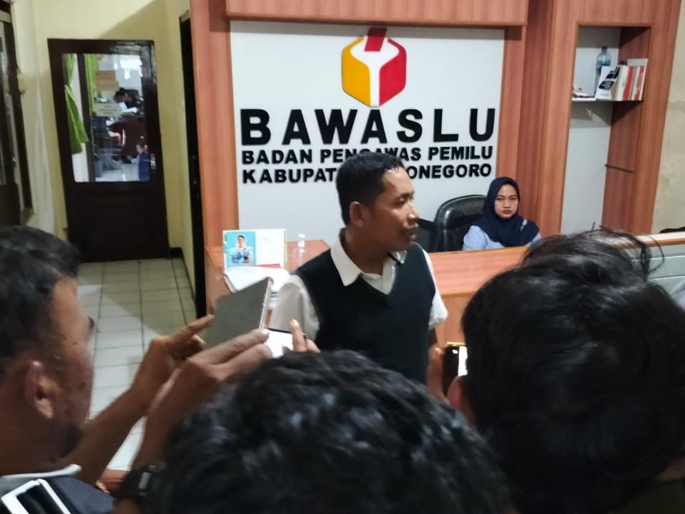 Bawaslu sudah memberikan imbauan kepada peserta pemilu di Bojonegoro untuk menaati peraturan perundang-undangan yang berlaku.
