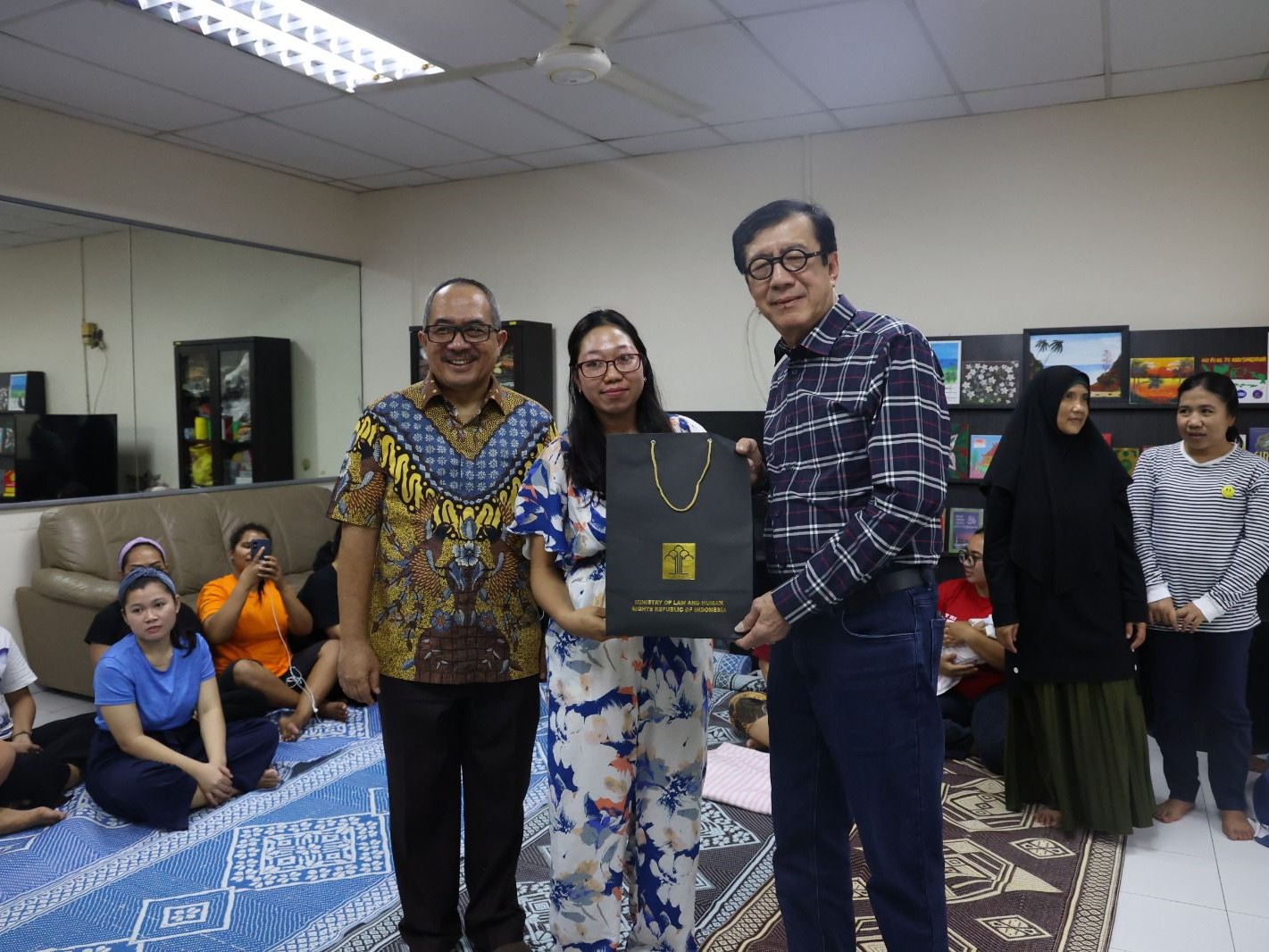 Menkum dan HAM Yasonna H Laoly memberikan bingkisan Lebaran kepada para pekerja migran Indonesia yang sedang ditampung di KBRI Singapura.