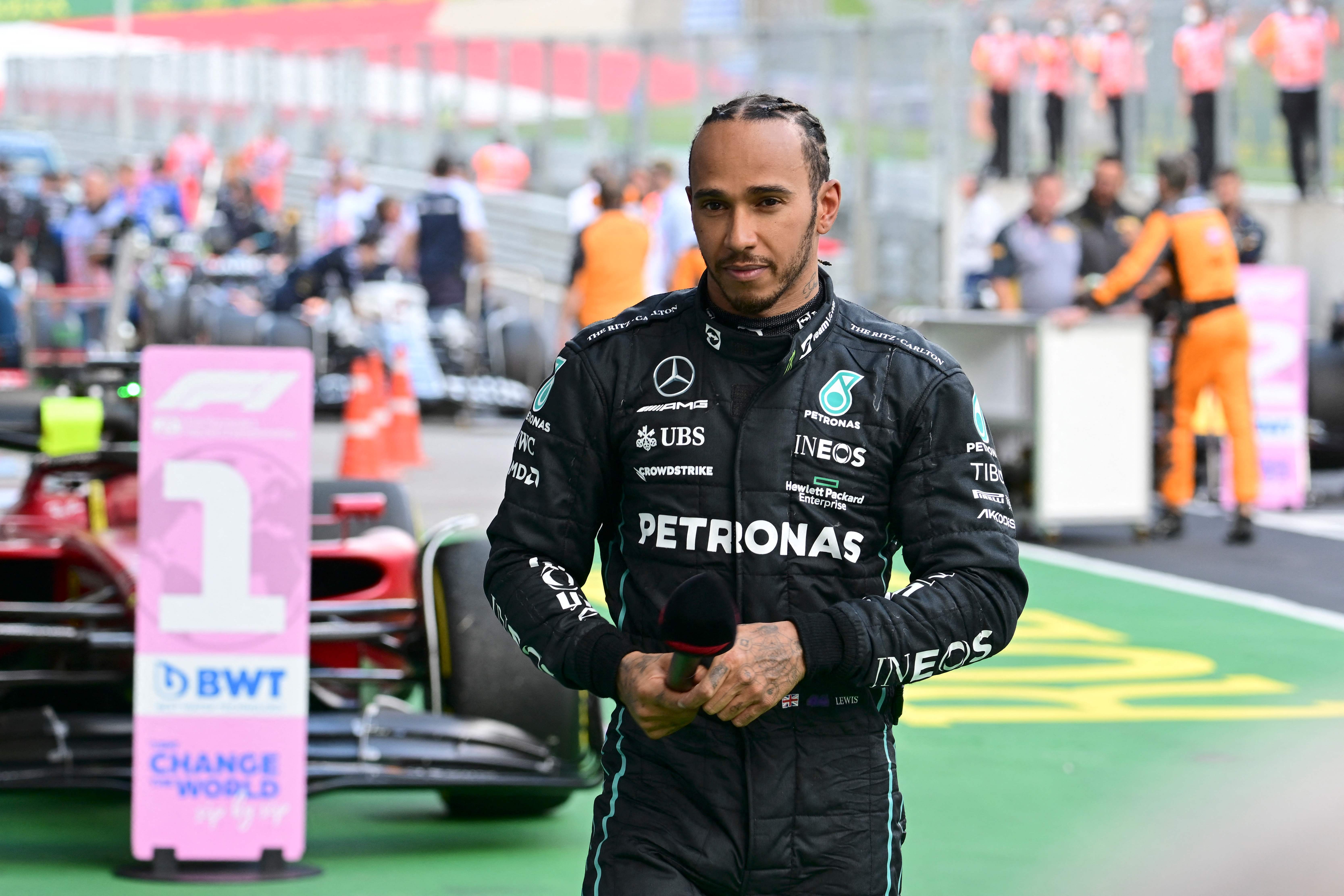 Pembalap F1 Lewis Hamilton tetap gabung di tim Mercedes.