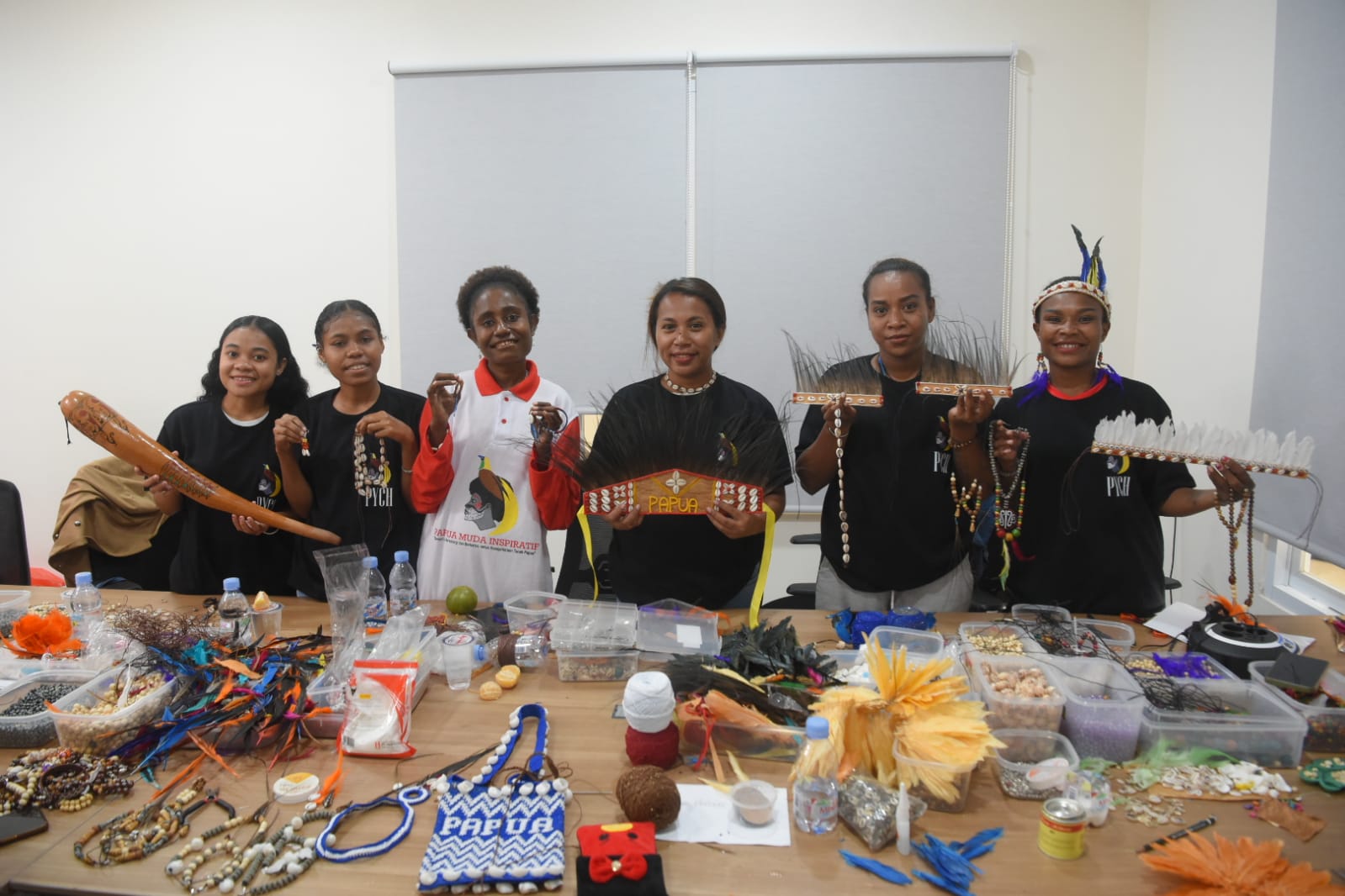 Beragam aksesoris menarik dihasilkan anak-anak muda Papua dalam sesi pelatihan yang digelar organisasi Papua Muda Inspiratif (PMI) d gedung