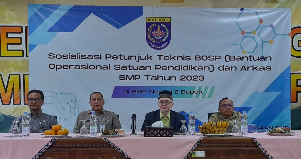 Sekretaris Dinas Pendidikan (Sekdispendik) Kota Depok Sutarno (kopiah) di sosialisasi petunjuk teknis bantuan operasional satuan pendidikan