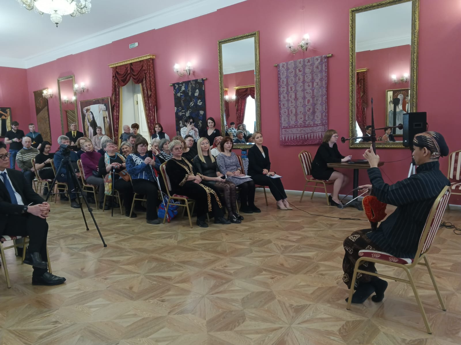 Suasana Pameran “Two Countries. Loyalty to Tradition” di Museum Etnografi Kota Torzhok, Provinsi Tver, Rusia.