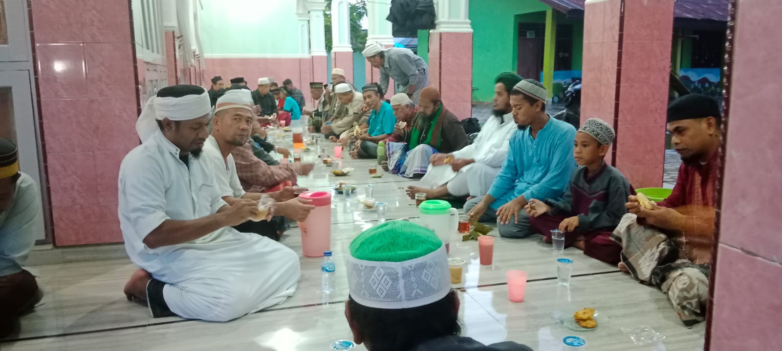 Umat Muslim Lembata Secara Bergilir Sediakan Takjil Berbuka di Masjid.
