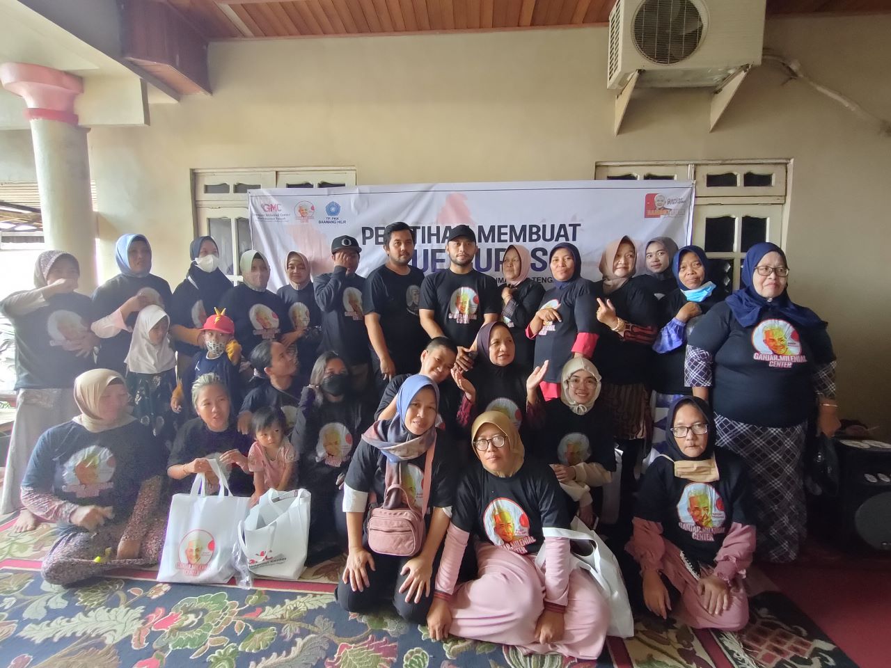 Ganjar Milenial Center Kalteng menggelar kegiatan pelatihan pembuatan kue curos bersama masyarakat, di Jalan Mandumai RT 12  Kelurahan Baama