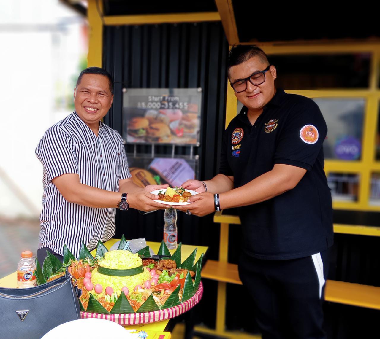 Pemotongan tumpeng menandani beroperasinya gerai keempat Cobian Burger di kawasan Kampus Enhai Bandung