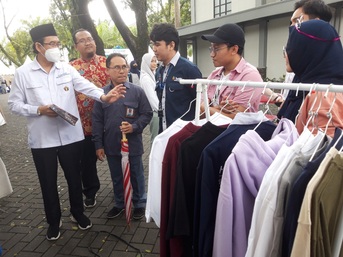 Rektor Universitas Brawijaya Prof Widodo mengunjungi stan mahasiswa saat peluncuran Program 1.000 Mahasiswa Wirausaha