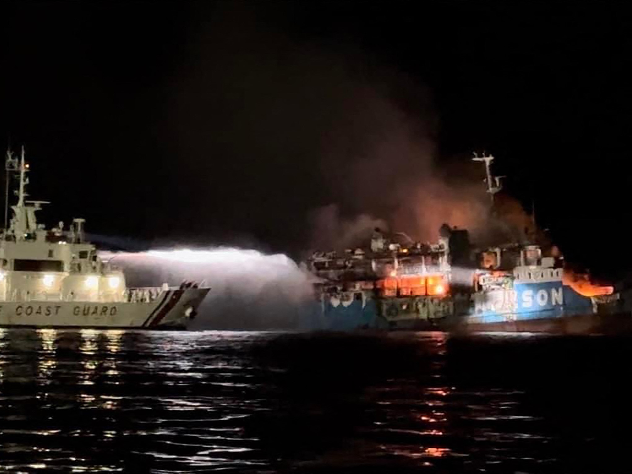 Penjaga Pantai Filipina menyemprot menyemprotkan air ke api di atas kapal Lady Mary Joy 3.