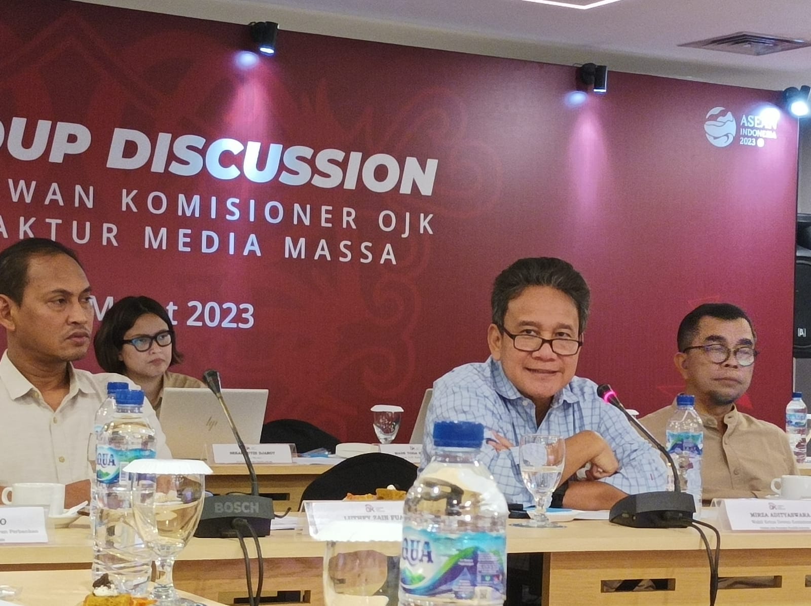 Wakil Kepala Dewan Komisioner OJK Mirza Adityaswar dalam FGD bersama editor media massa di Balikpapan,Kaltim.