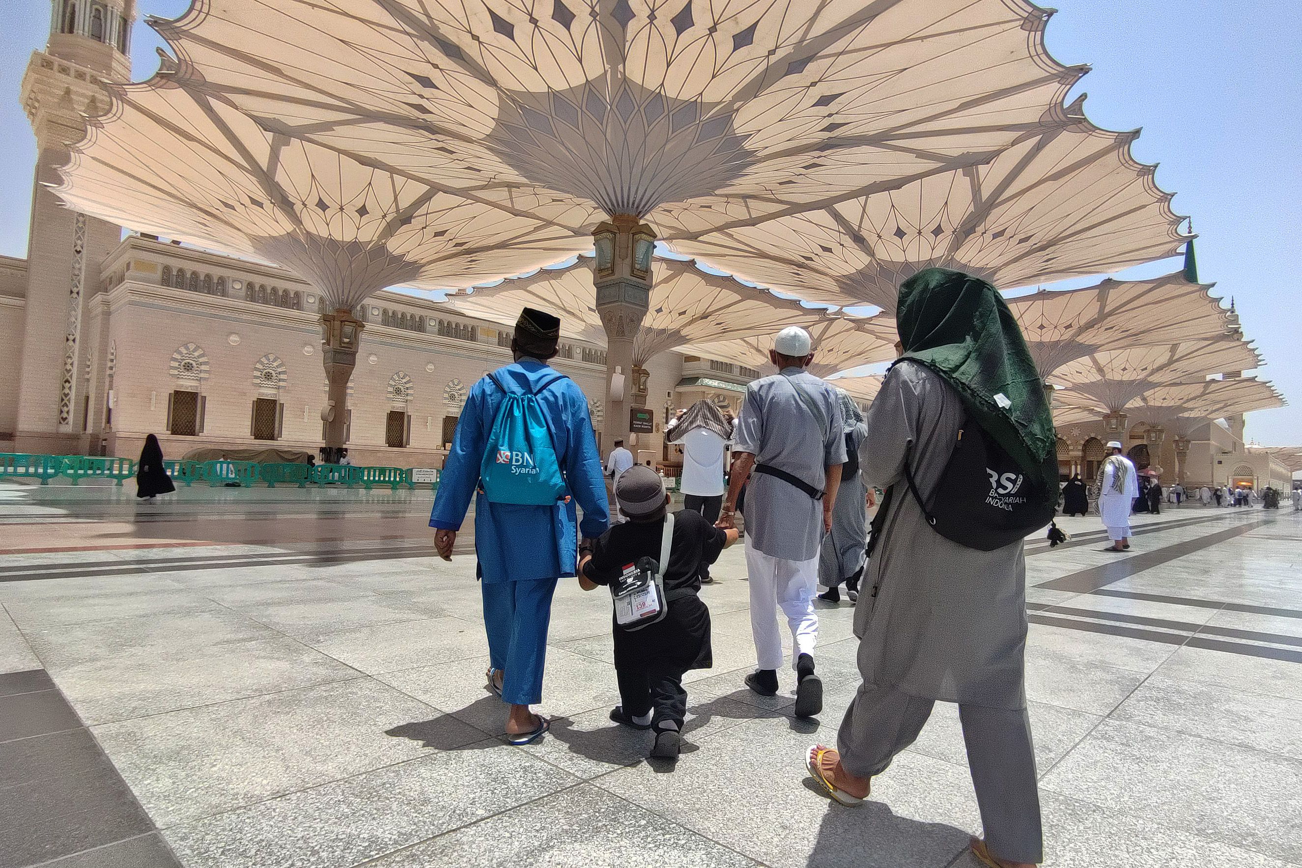 Sudirman, calon jemaah haji difabel asal Kota Makassar dibantu teman satu kamar saat akan menjalankan shalat Dzuhur di Masjid Nabawi