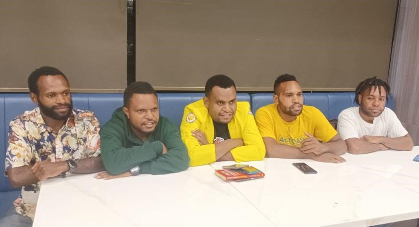 Jajaran pengurus Badan Eksekutif Mahasiswa Universitas Cenderawasih mengkalrifikasi tudingan mereka dibayar dalam unjukrasa di PN Jayapura. 