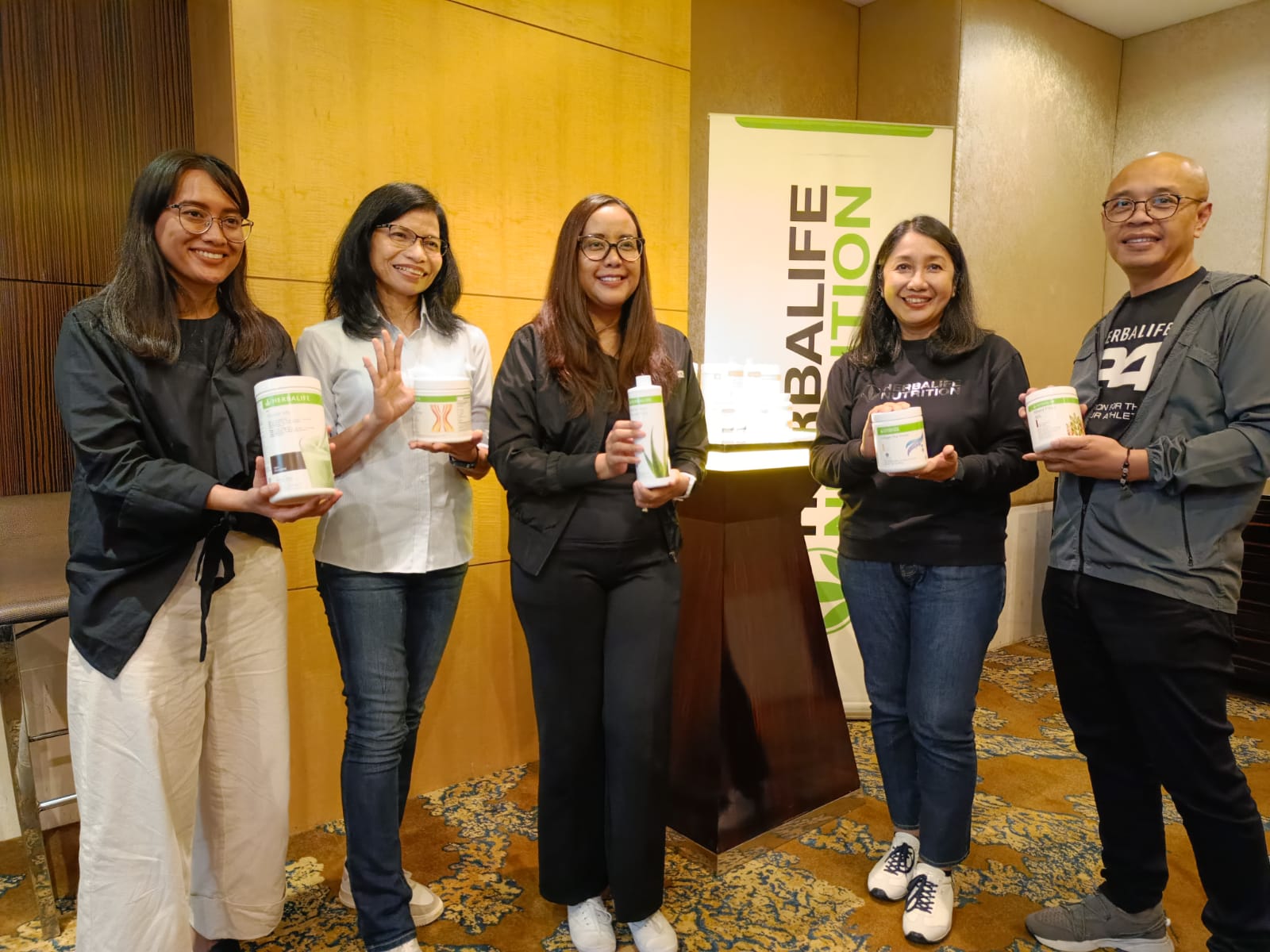Senior Director & General Manager Herbalife Nutrition Indonesia, Andam Dewi (kedua dari kanan).