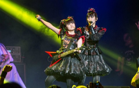 Dua anggota BABYMETAL tengah menyanyikan lagu dalam gelaran konser.