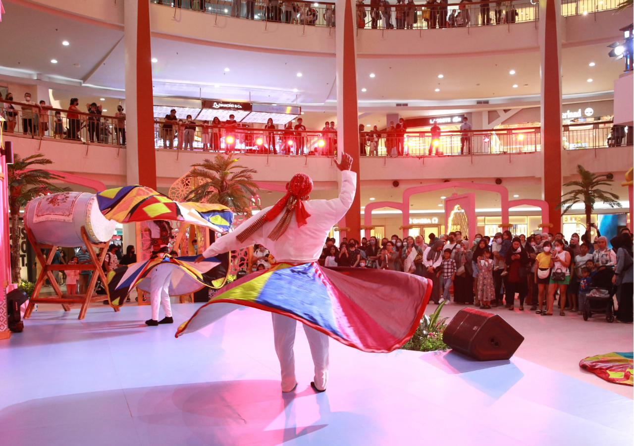 Penampilan El Tanoura Dance yang menghibur pengunjung Summarecon Mall Kelapa Gading (MKG), Jakarta.