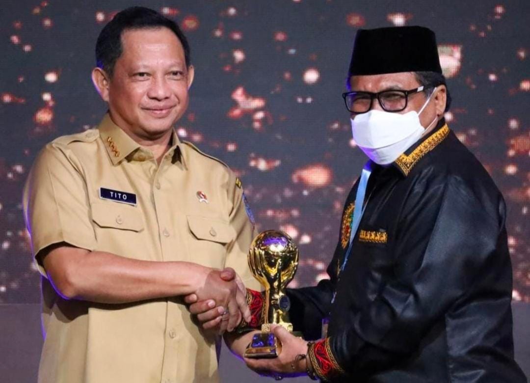  PJ Bupati Pidie Wahyudi Adiswanto menerima penghargaan dari Menteri Dalam Negeri Tito Karnavian