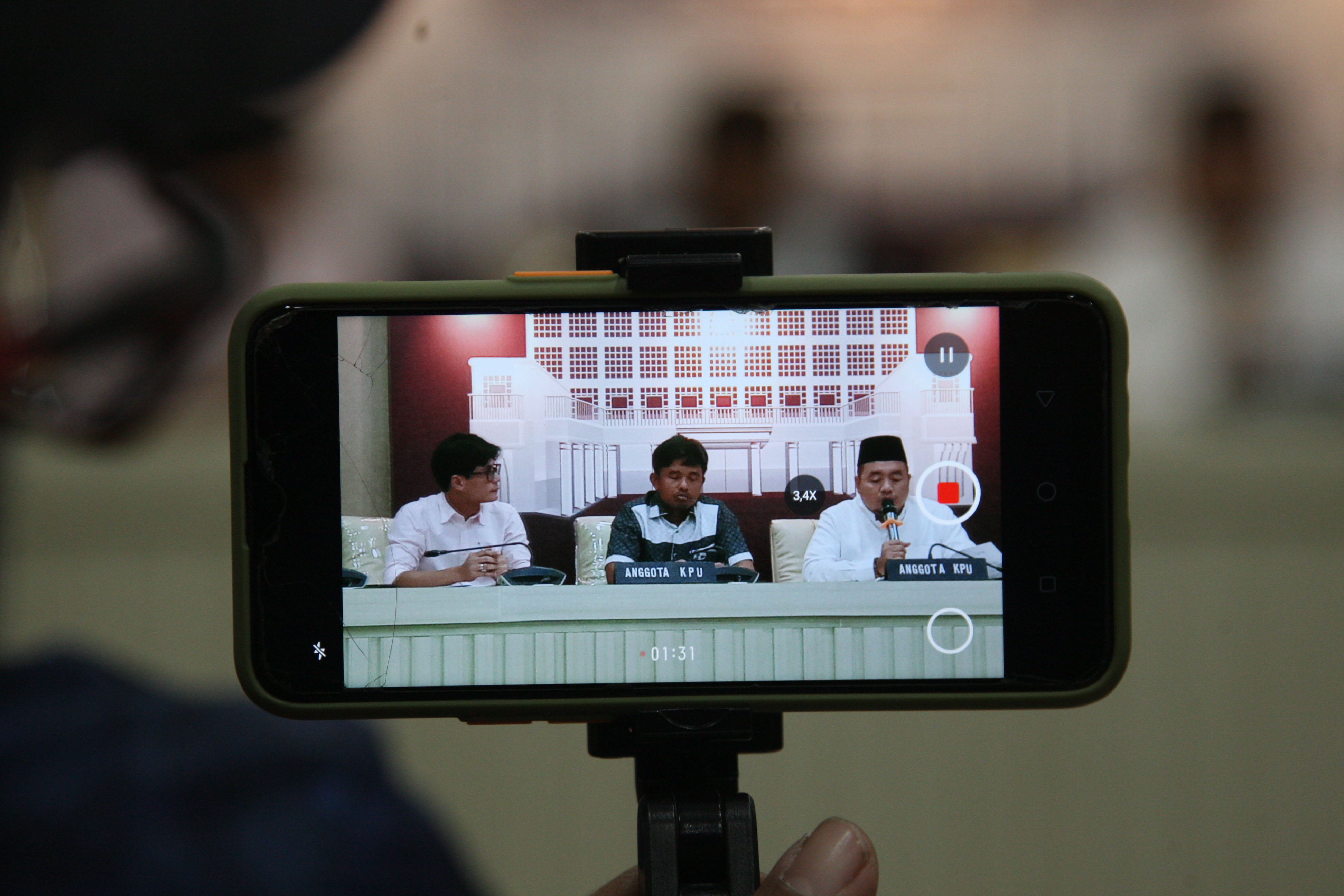 Jajaran Anggota KPU August Mellaz (kiri), Idham Holik (tengah) dan Mochamad Afifuddin