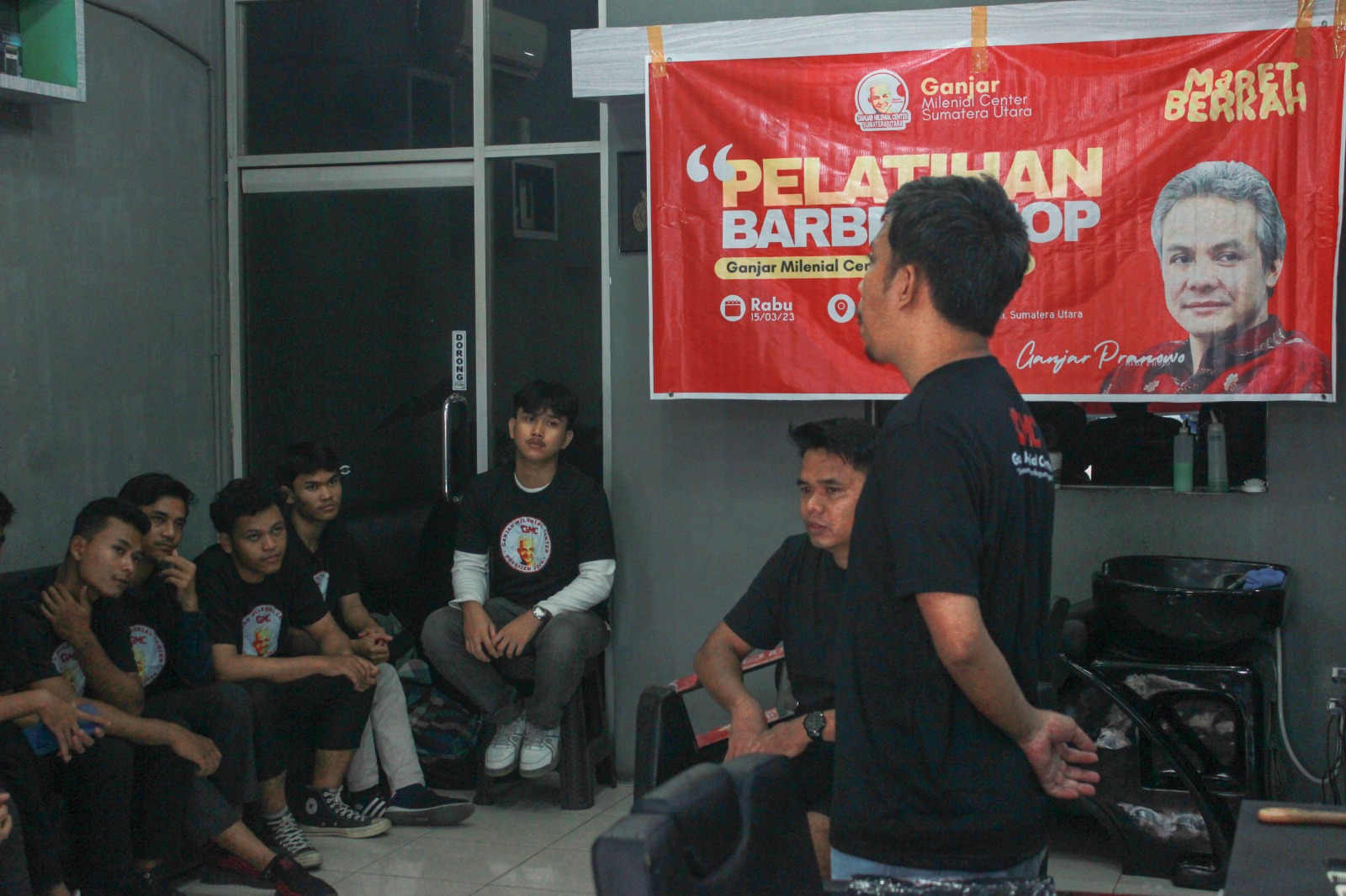 Komunitas Ganjar Milenial Center Sumut menggelar kegiatan pelatihan Barbershop, di Barber House, Jalan Ar Hakim, Kecamatan Medan Area, Meda