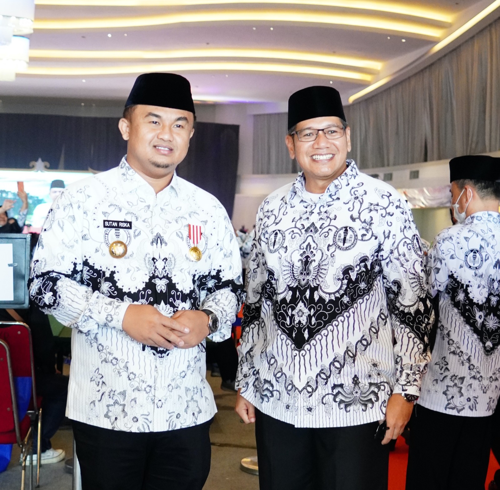 Bupati Dharmasraya Sutan Riska Tuanku Kerajaan (kiri).