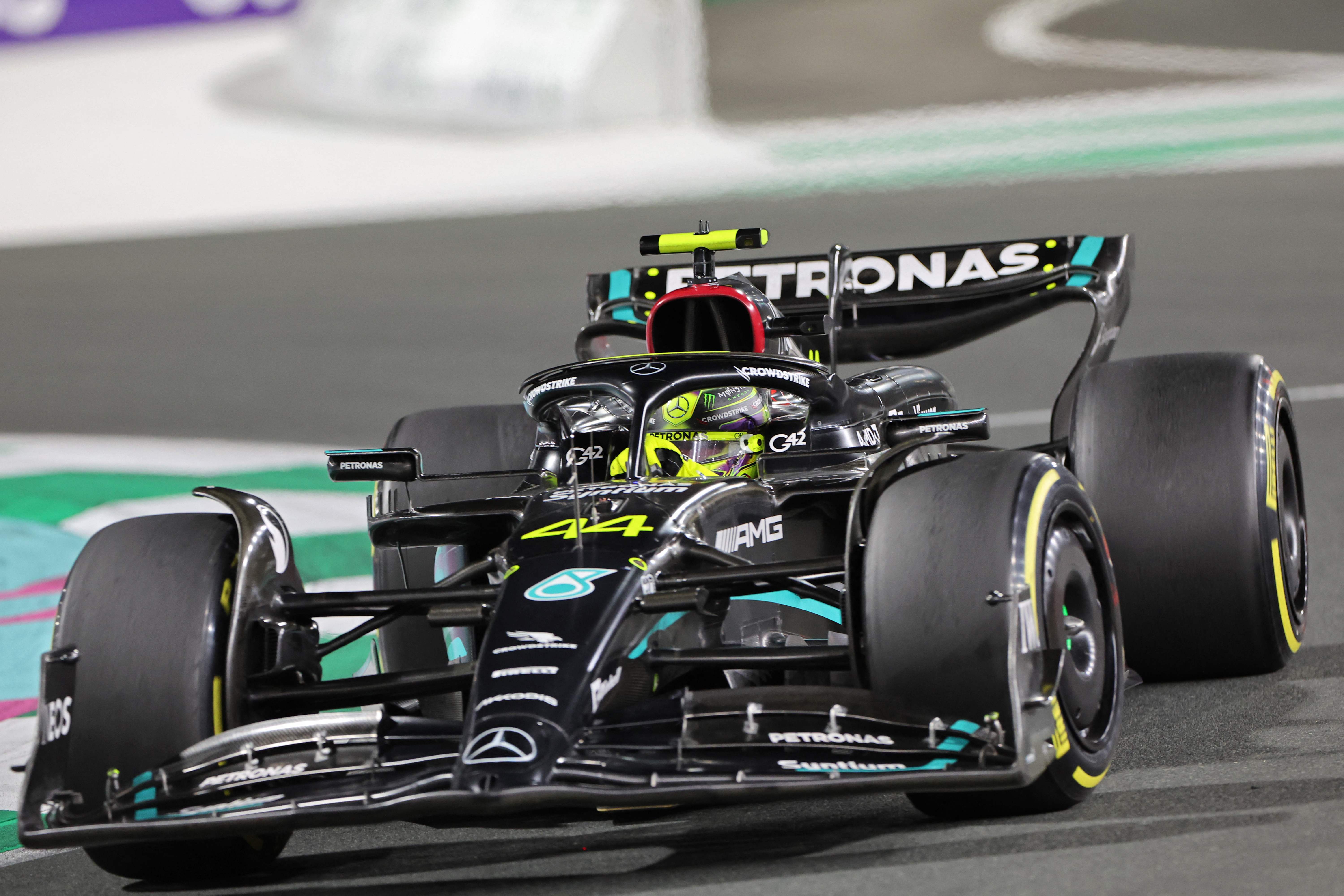 Pembalap Mercedes Lewis Hamilton saat tampil di GP Arab Saudi.