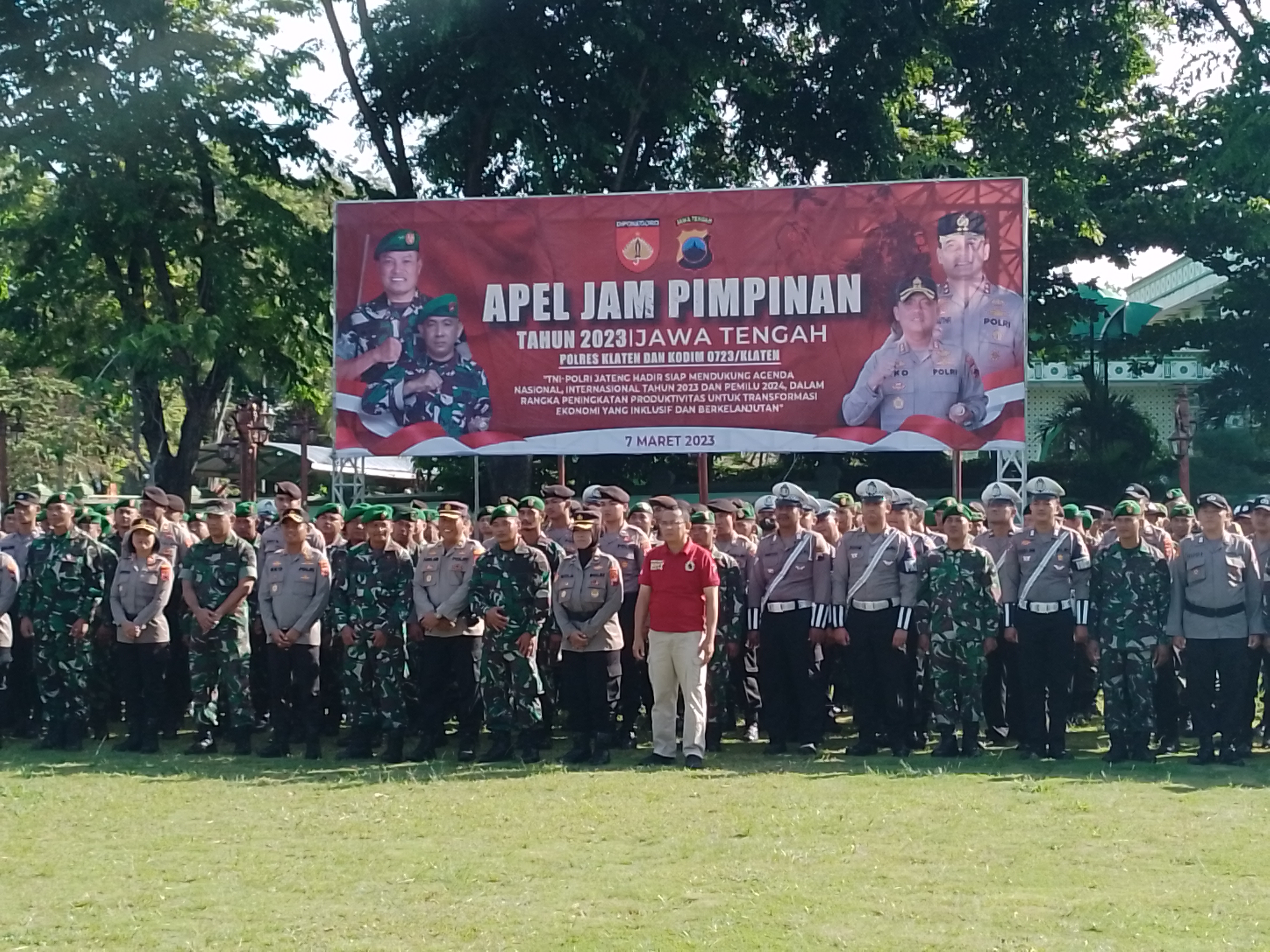 Anggota TNI dan Polri di Klaten, Jawa Tengah, mengikuti apel bersama