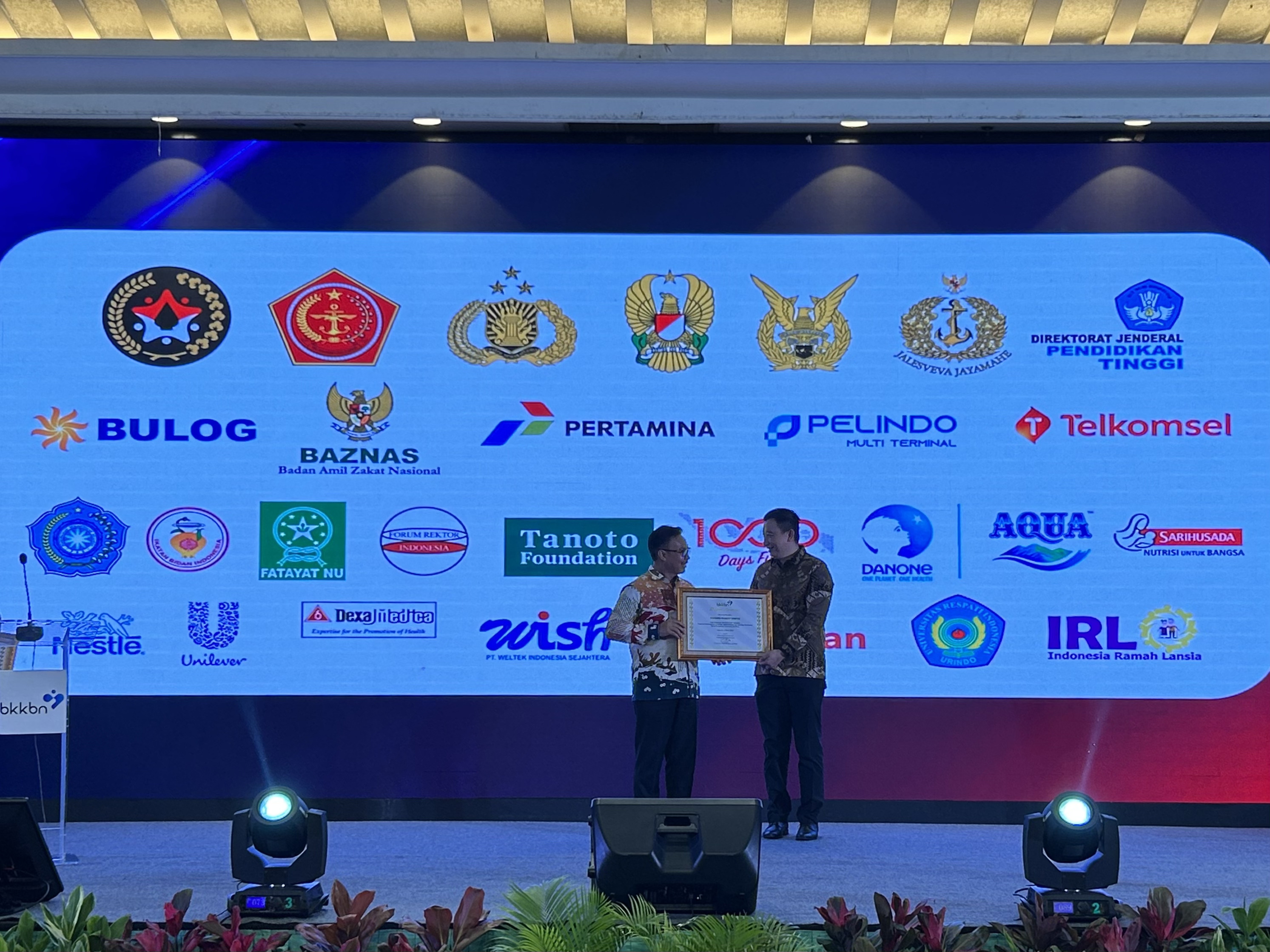 Kepala BKKBN Hasto Wardoyo menyerahkan penghargaan Apresiasi Mitra Kerja BKKBN kepada Tanoto Foundation di Jakarta, Selasa (7/3). 