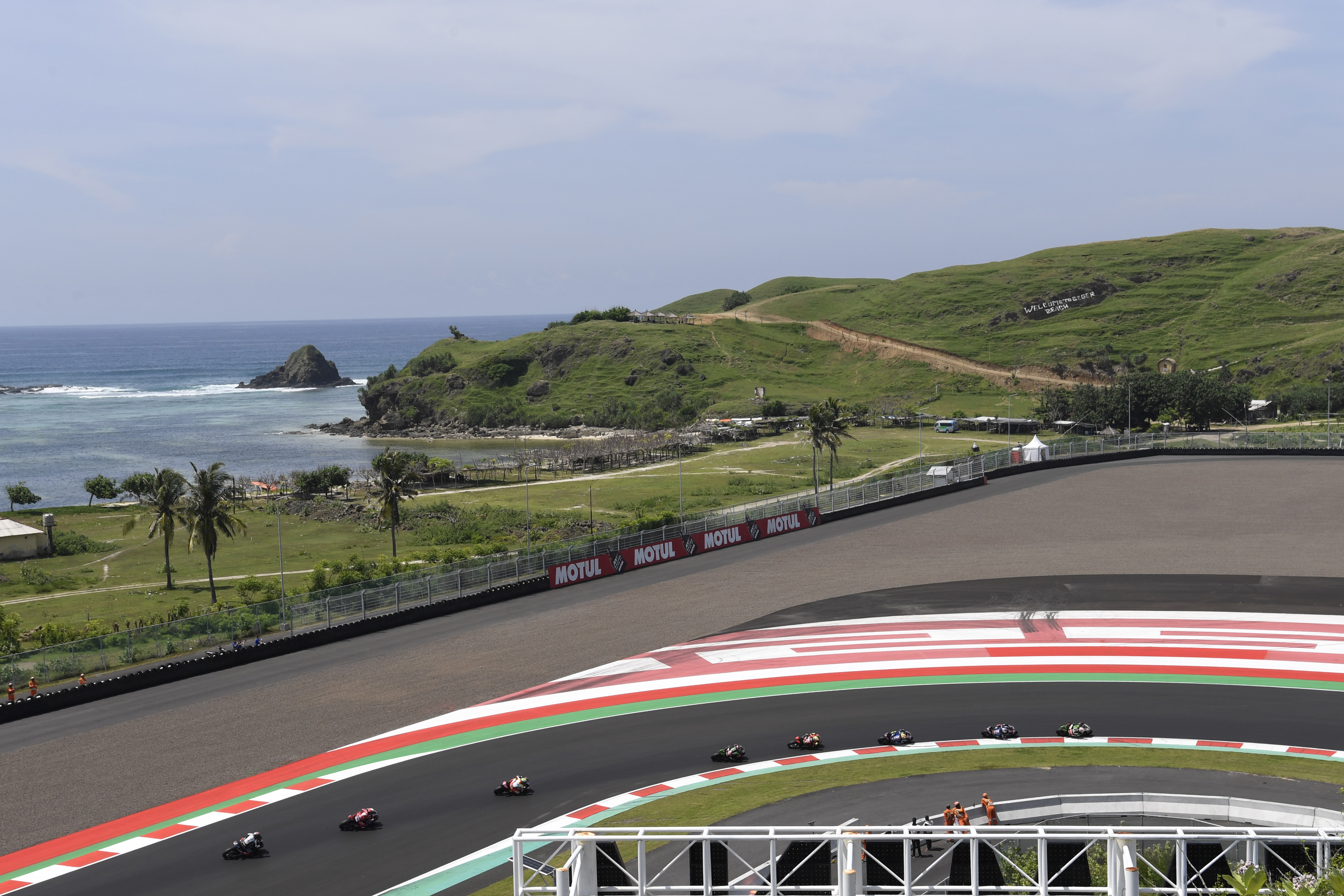 Sejumlah pembalap memacu motor mereka pada ajang WSBK 2022 lalu di Pertamina Mandalika International Circuit, Lombok, NTB.