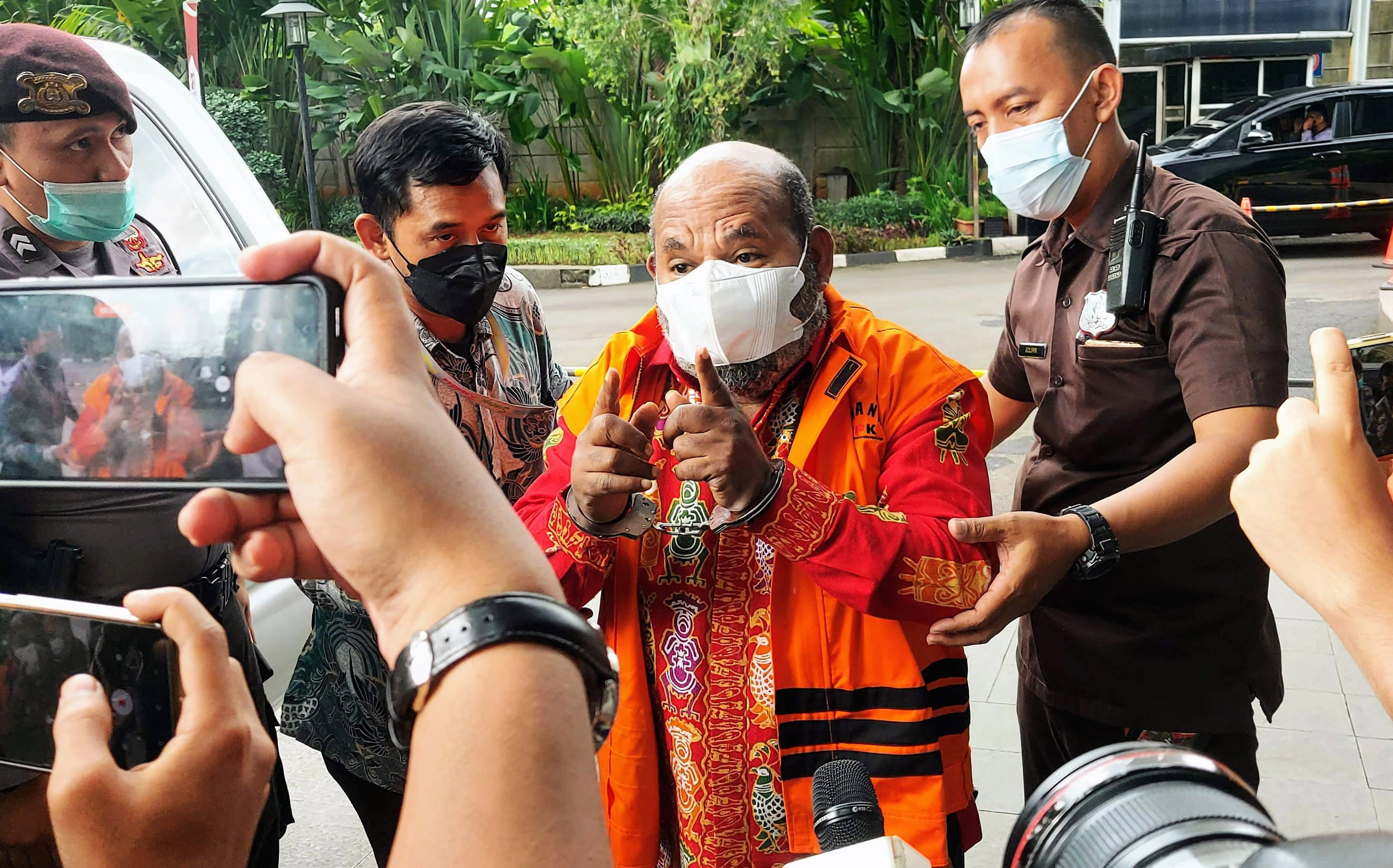 Gubernur Papua nonaktif Lukas Enembe (mengenakan rompi tahanan)