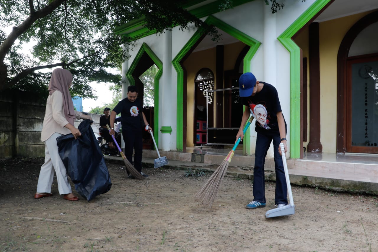 Sejumlah sukarelawan  milenial berkegiatan di sekitar tempat ibadah