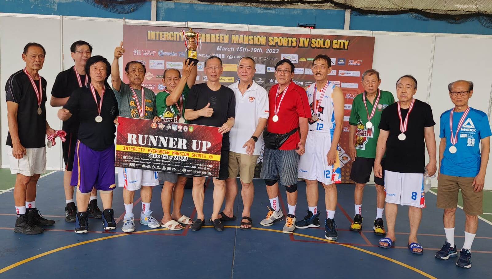 Pembina klub Vois Pontianak yang juga ketua umum Khatulistiwa Jakarta Suryadi Wongso berfoto bersama dengan tim basket Khatulistiwa Jakarta.