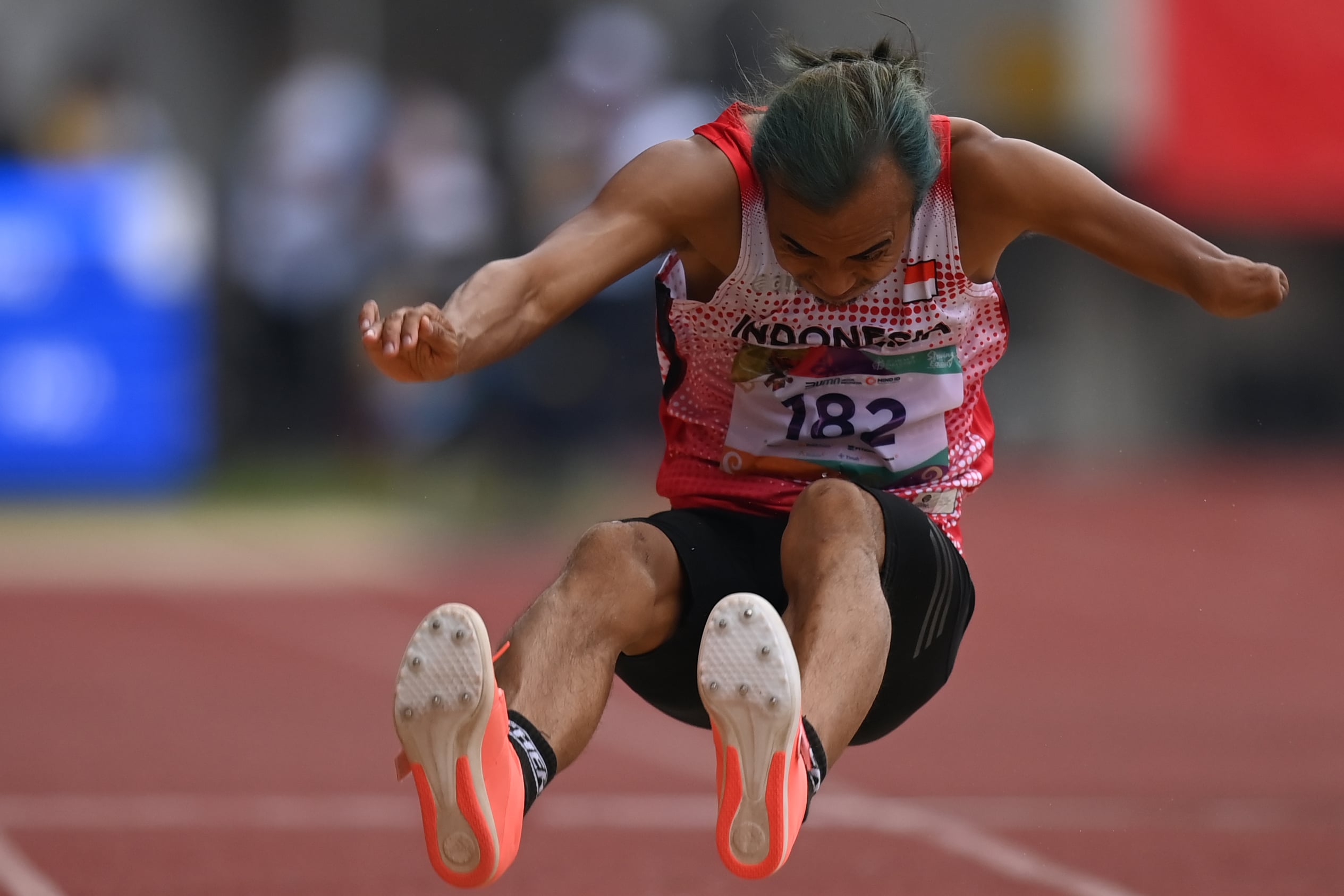 Atlet lompat jauh Indonesia Setiyo Budi Hartono melakukan lompatan saat bertanding di cabang olahraga lompat jangkit ASEAN Para Games 2022