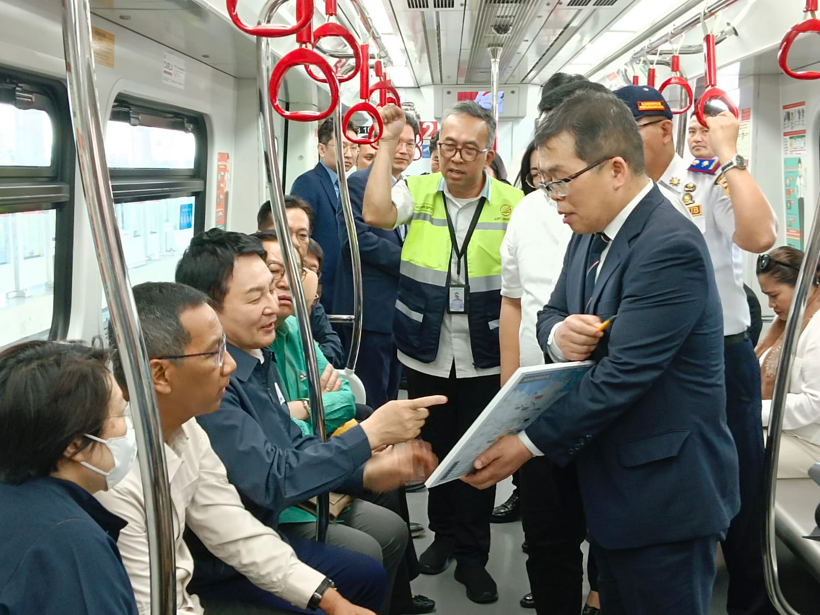 Heru Budi Hartono mengajak Menteri Pertanahan, Infrastruktur, dan Transportasi Korea Selatan Won Hee Ryong untuk menjajal LRT