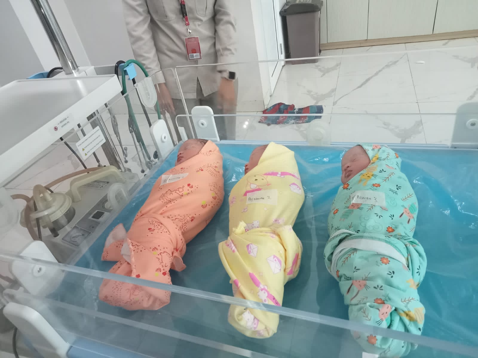 BAYI kembar tiga lahir di Rumah Sakit Bhayangkara Mohamad Hasan Palembang, Jumat, 31 Maret 2023.