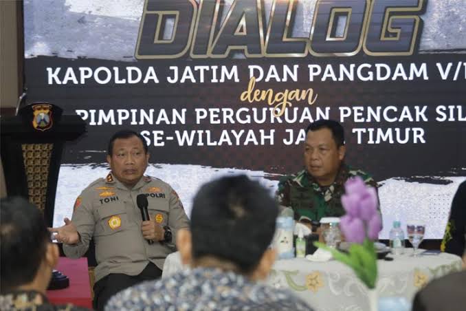 Pangdam V/Brawijaya, Mayjen TNI Farid Makruf bersama Kapolda Jatim Irjen Pol Toni Harmanto meminta perguruan silat se-Jtim damai.