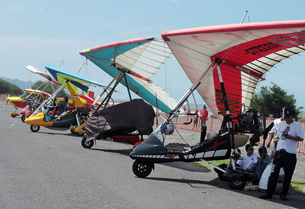  Beberapa microlight tengah diparkir di sekitar landasan pacu di Kawasan Pantai Depok, Bantul. Mereka menunggu jadwal joy flight.