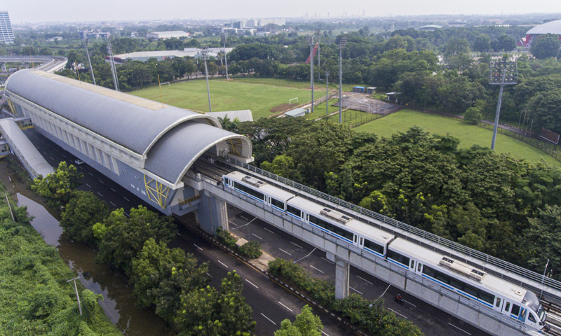 Pengelola LRT di Palembang mengizinkan penumpang berbuka puasa di gerbong kereta saat waktu berbuka puasa.