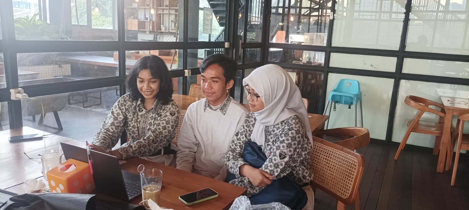 Prof8 Student Company yang dikelola para siswa SMAN 8 Jakarta meluncurkan produk tas multifungsi bernama Pillow On The Go (PIAGO).