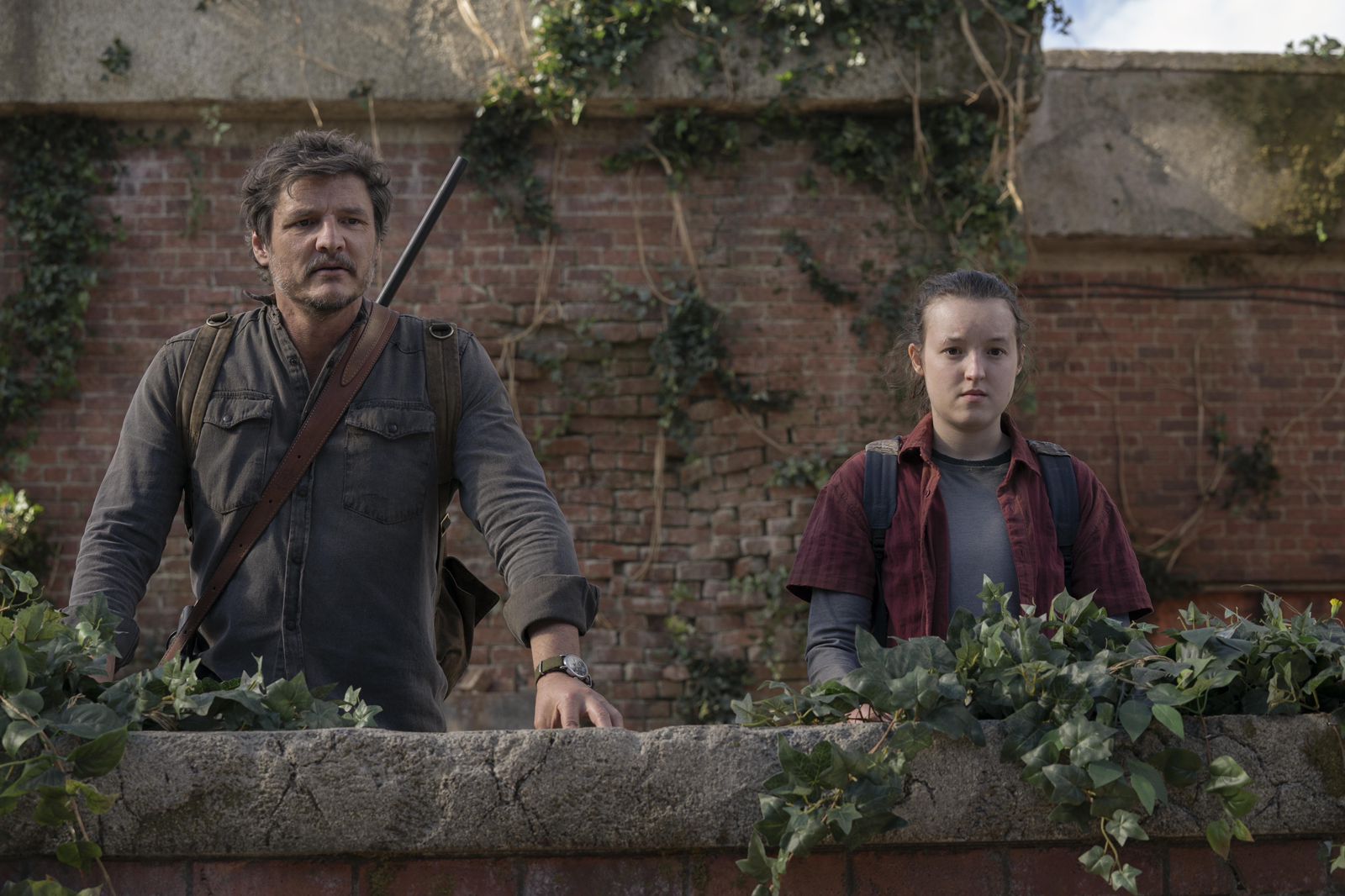 Pedro Pascal (kiri) dan Bella Ramsey berperan di serial The Last of Us.