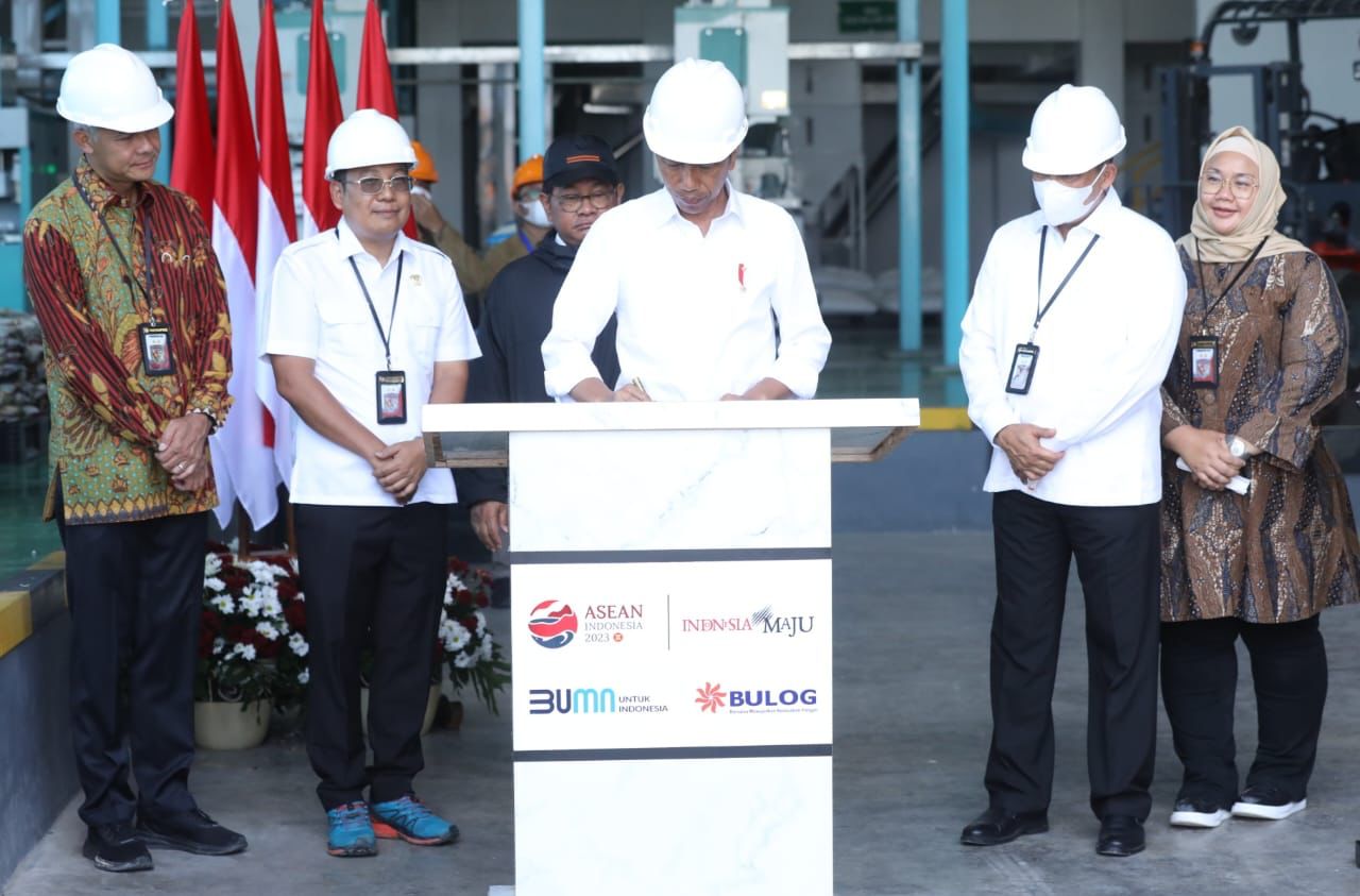 Presiden Joko Widodo saat meresmikan MRMP di Desa Karangmalang, Kecamatan Masaran, Kabupaten Sragen pada Sabtu (11/3).