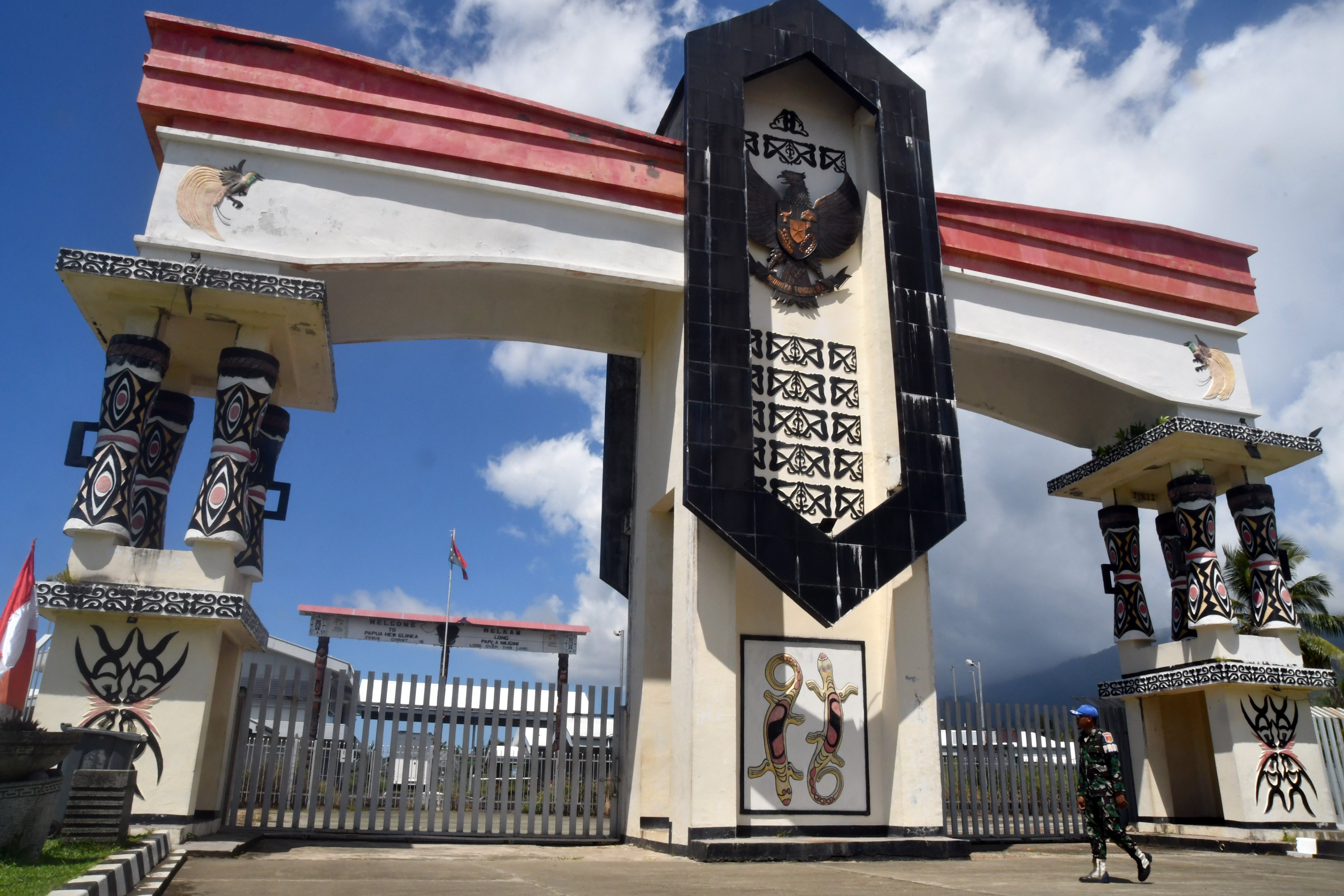 Gerbang Pos Lintas Batas Negara (PLBN) Skouw, Distrik Muara Tami, Kota Jayapura, Papua.