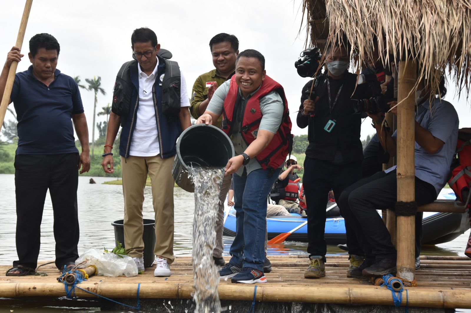 Menparekraf Sandiaga Salahuddin Uno dan Sekda Kota Depok Supian Suri melepaskan ribuan bibit ikan Situ Bojongsari, Kota Depok, Sabtu (4/3/20