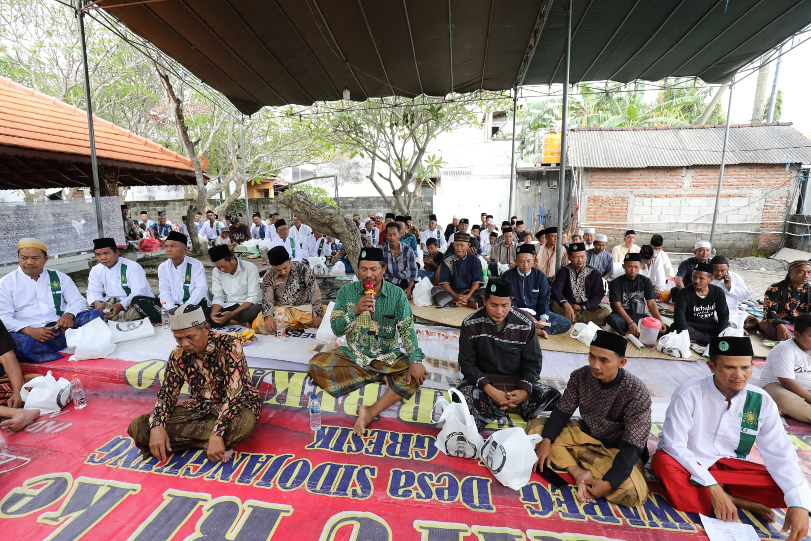 Kyai Muda Dukung Ganjar ikut doa bersama di Yayasan Baitul MuttaqinGresik