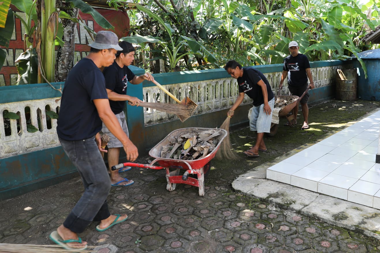  Relawan GMP dalam rangka menebarkan manfaat kepada masyarakat dengan membersihkan lingkungan tempat ibadah di Kota Banjar, Jabar, Senin (6/